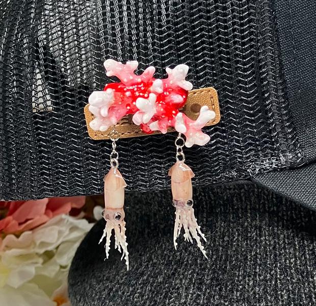 桃色サンゴとホタルイカ(蓄光仕様)のブローチ1枚目の画像