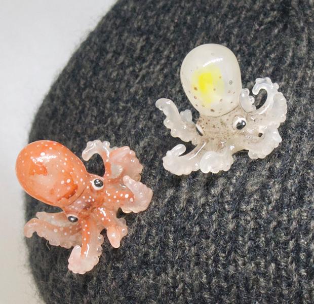 リアルで愛らしいタコちゃんのピンバッジ1枚目の画像