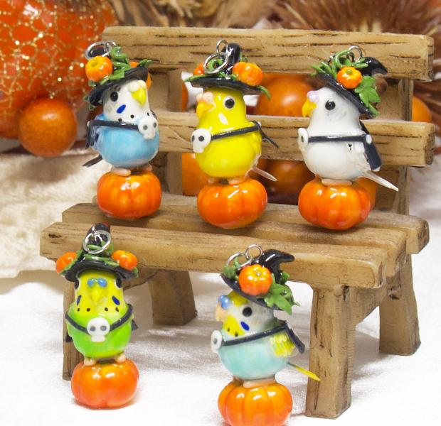 【セミオーダー】セキセイインコちゃんのハロウィン・チャーム・イヤーアクセサリー1枚目の画像